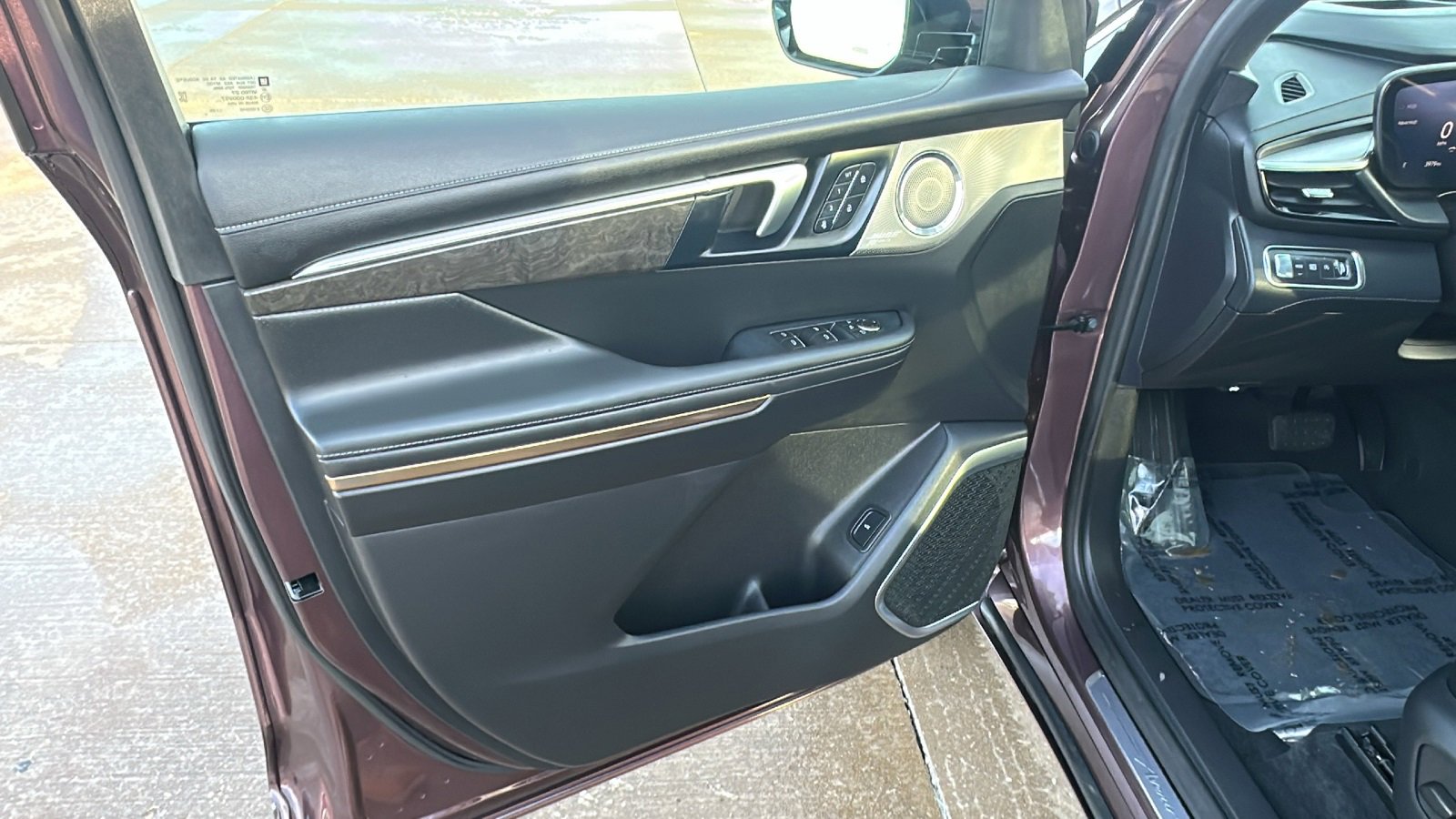 Used 2025 Buick Enclave Avenir w/ Trailering Package, 5000 lbs. image 16