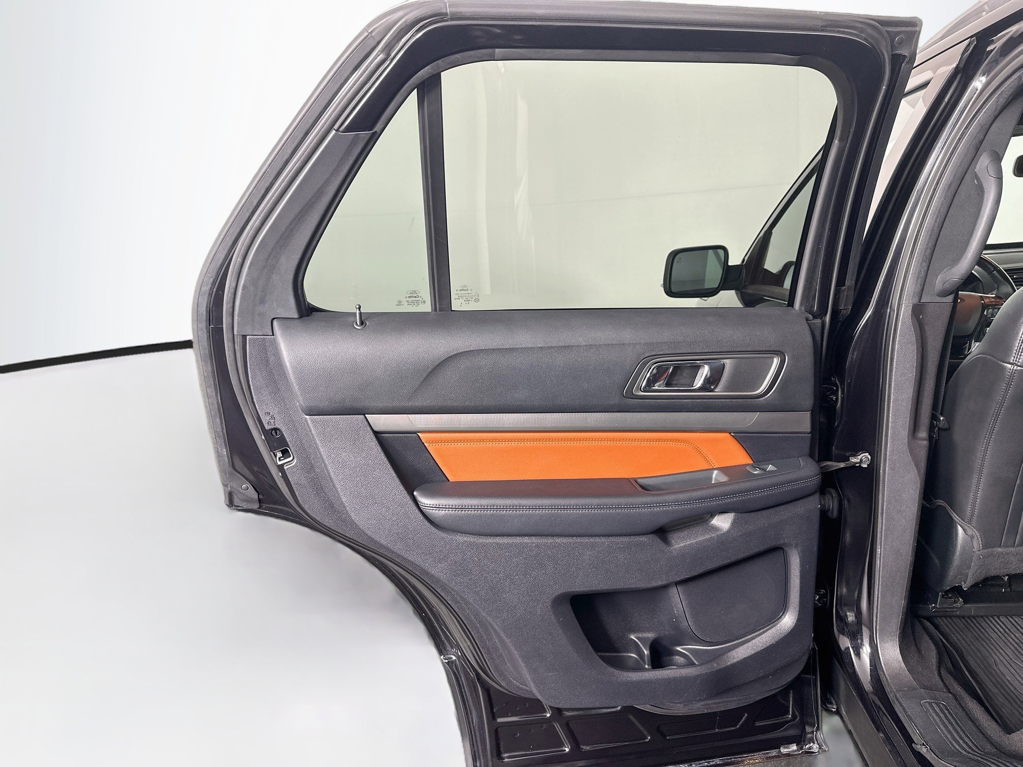 Used 2019 Ford Explorer XLT w/ Equipment Group 202A AWD/4WD image 26