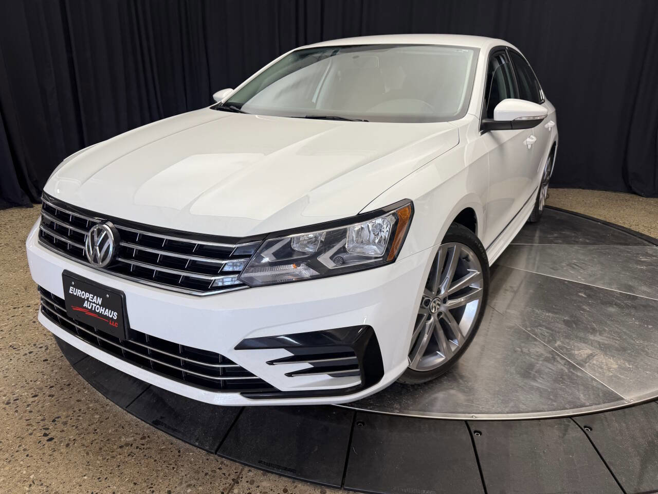 Used 2016 Volkswagen Passat 1.8T R-Line image 2
