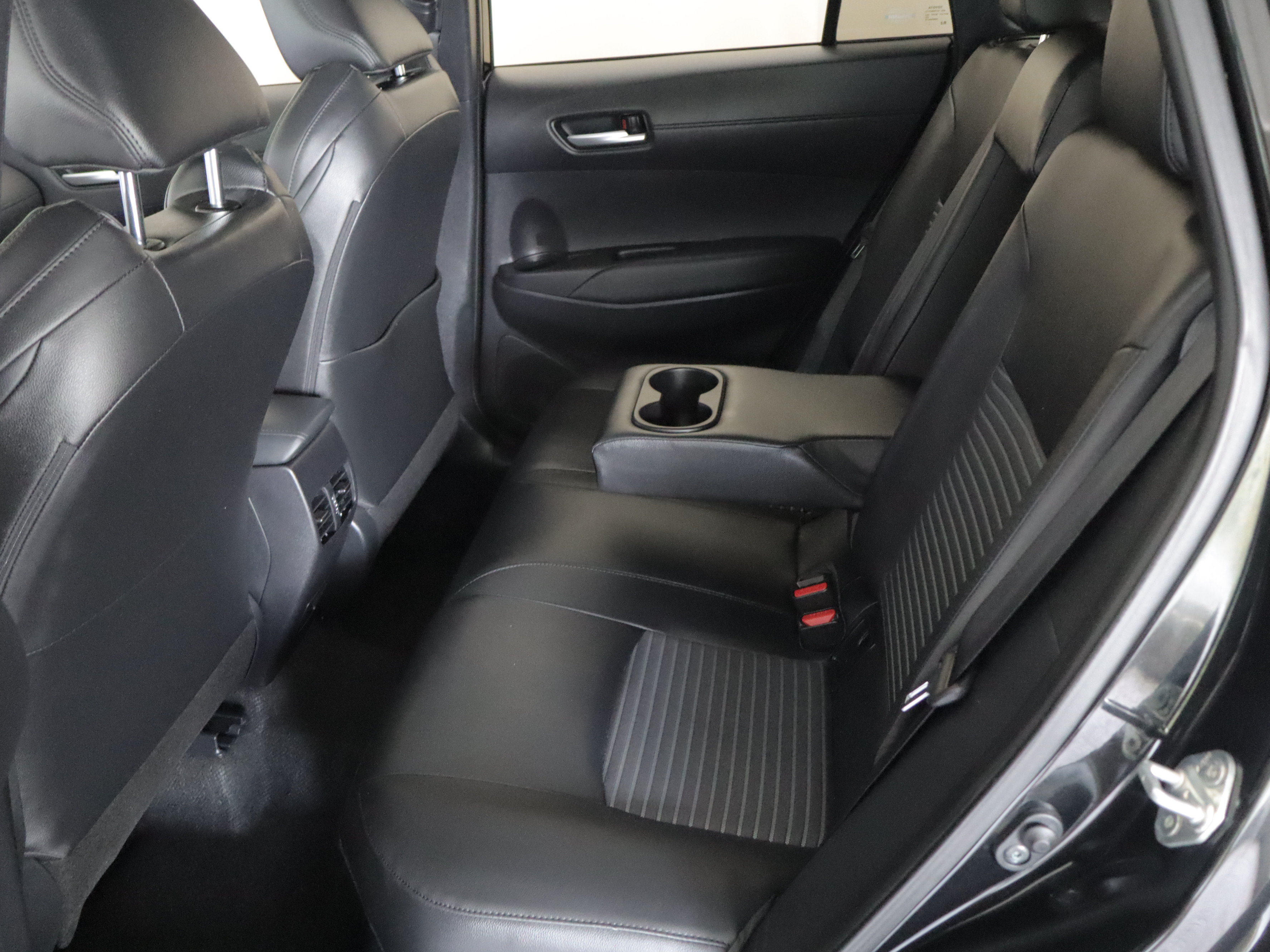 Used 2024 Toyota Corolla Cross AWD Hybrid w/ Convenience Package image 9