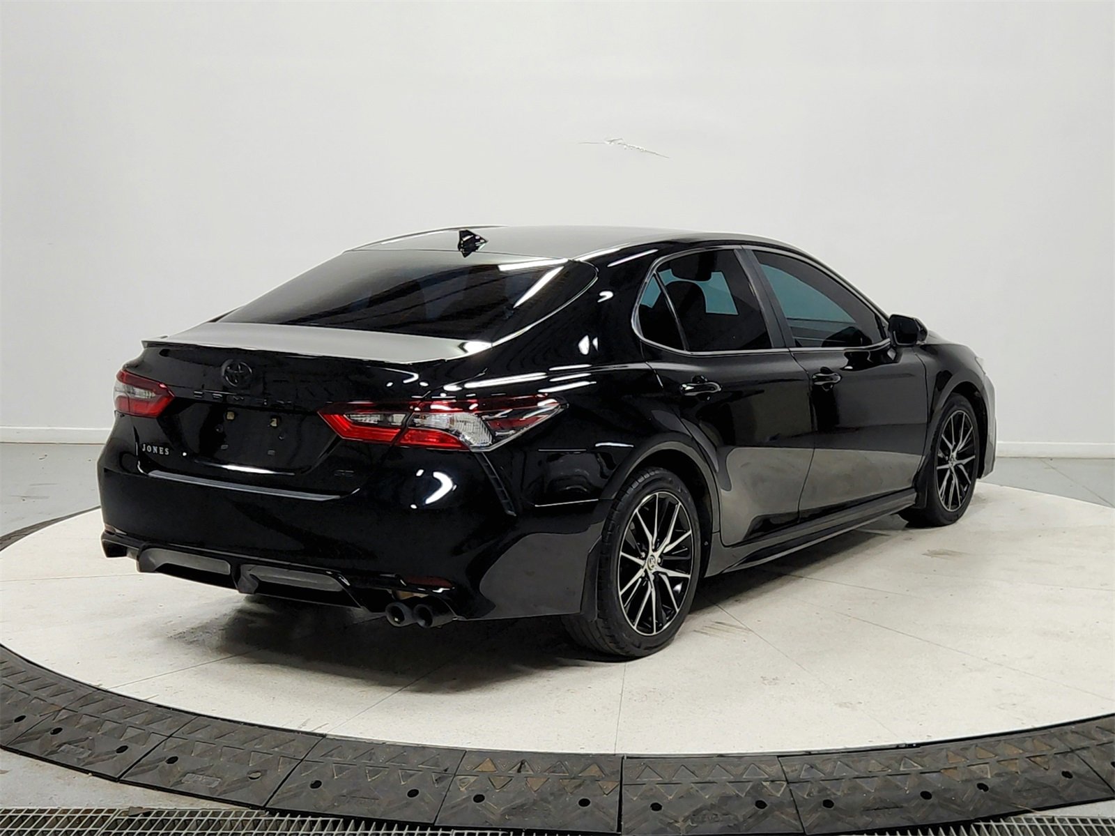 Used 2023 Toyota Camry SE image 7