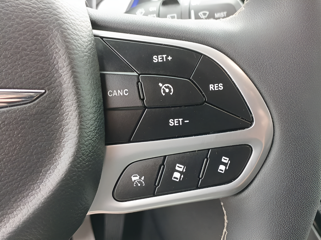 Used 2026 Chrysler Pacifica Select FWD image 22