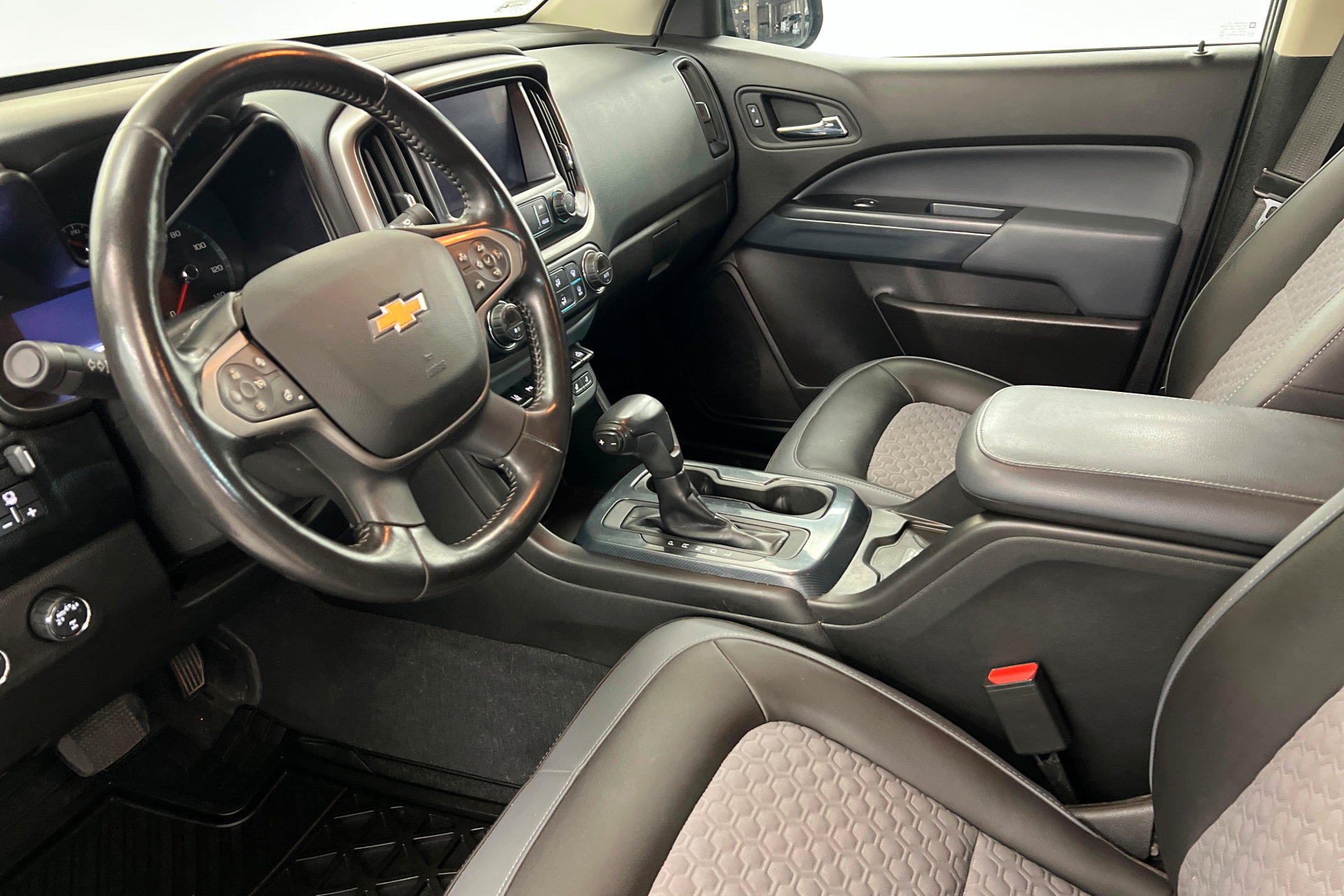 Used 2021 Chevrolet Colorado Z71 w/ Safety Package AWD/4WD image 16