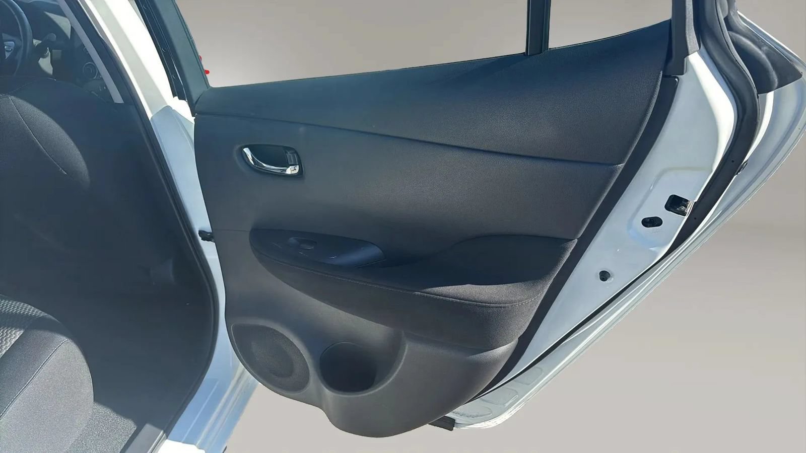 Used 2015 Nissan Leaf S FWD image 27