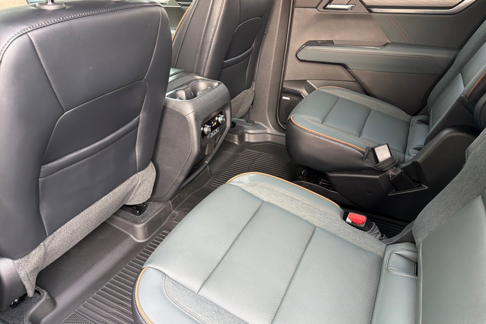 New 2026 GMC Acadia AT4 w/ LPO, Floor Liner Package AWD/4WD image 9