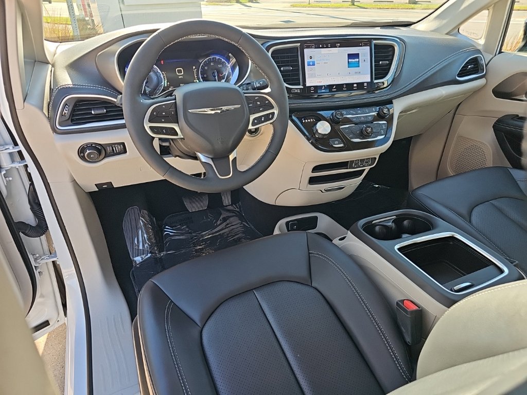 Certified 2024 Chrysler Pacifica Touring-L FWD image 19