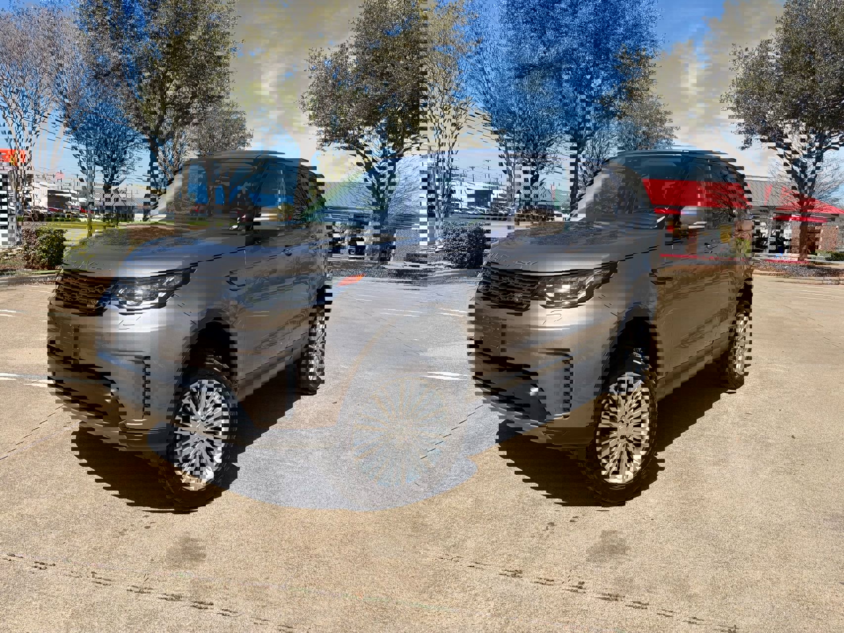 Used 2017 Land Rover Discovery SE image 1