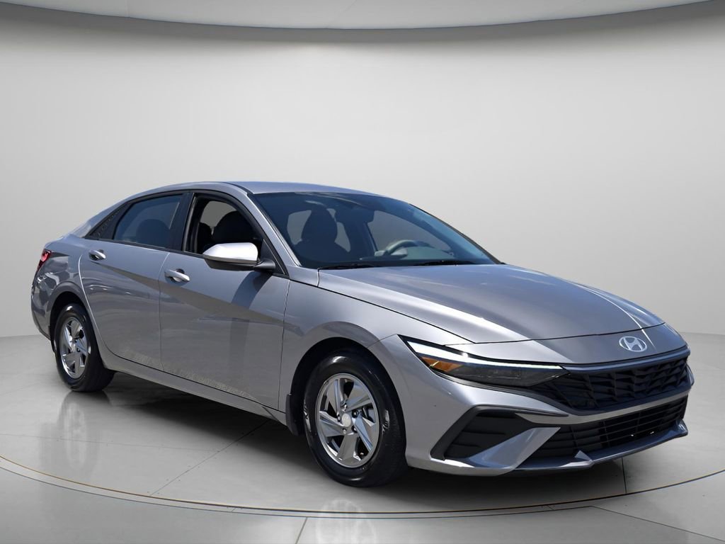 Certified 2025 Hyundai Elantra SE FWD image 9