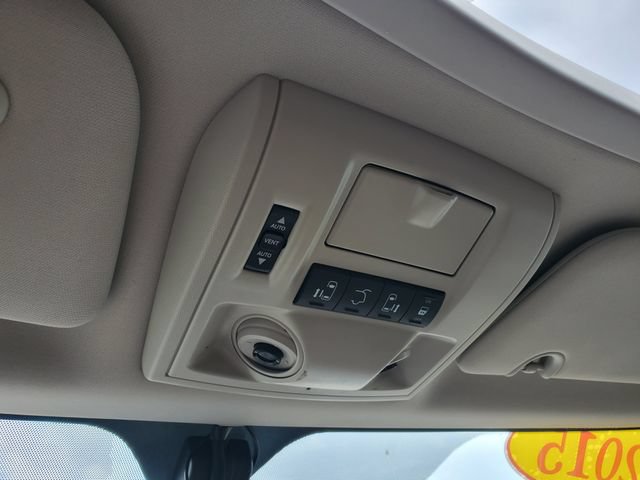 Used 2015 Chrysler Town & Country Limited Platinum FWD image 34