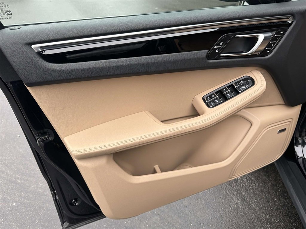 Used 2025 Porsche Macan image 16