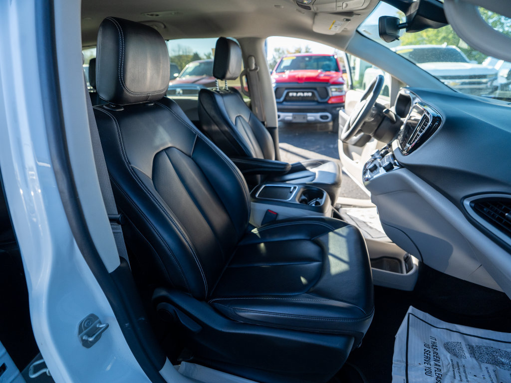 Used 2023 Chrysler Pacifica Touring-L FWD image 24
