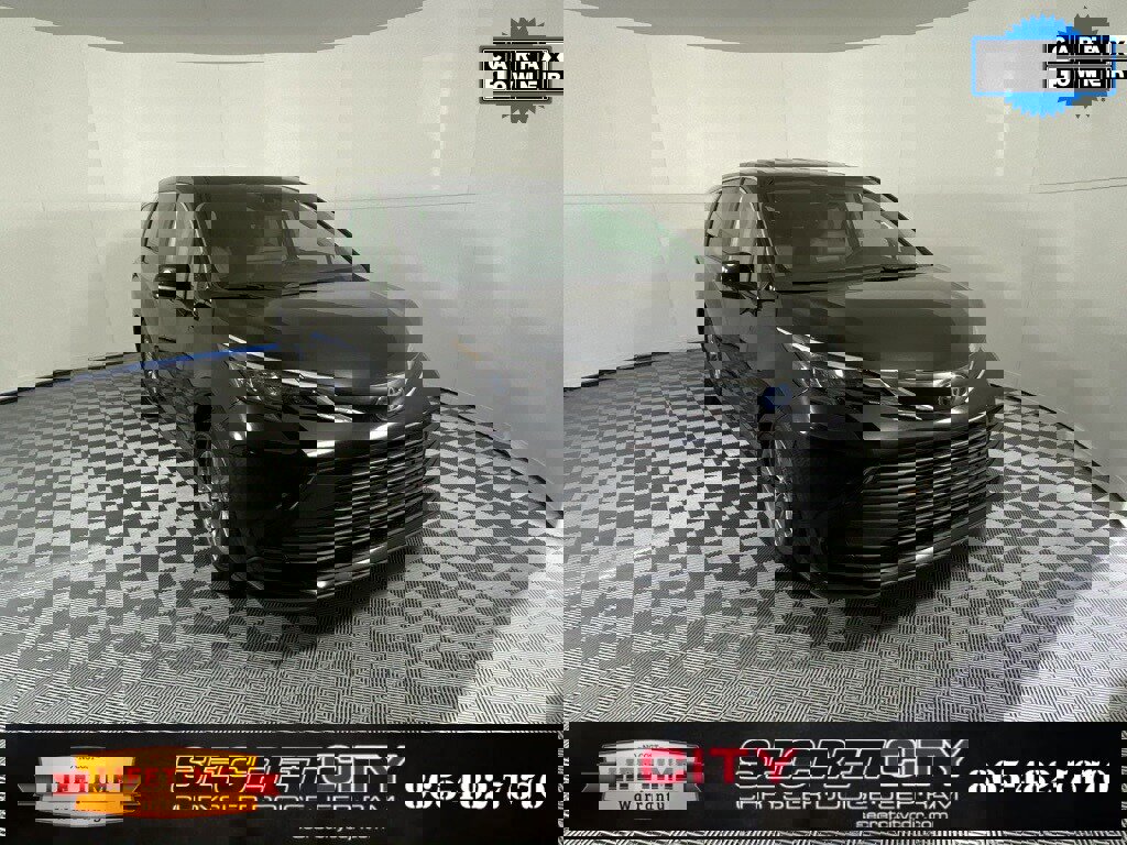 Used 2024 Toyota Sienna LE image 1