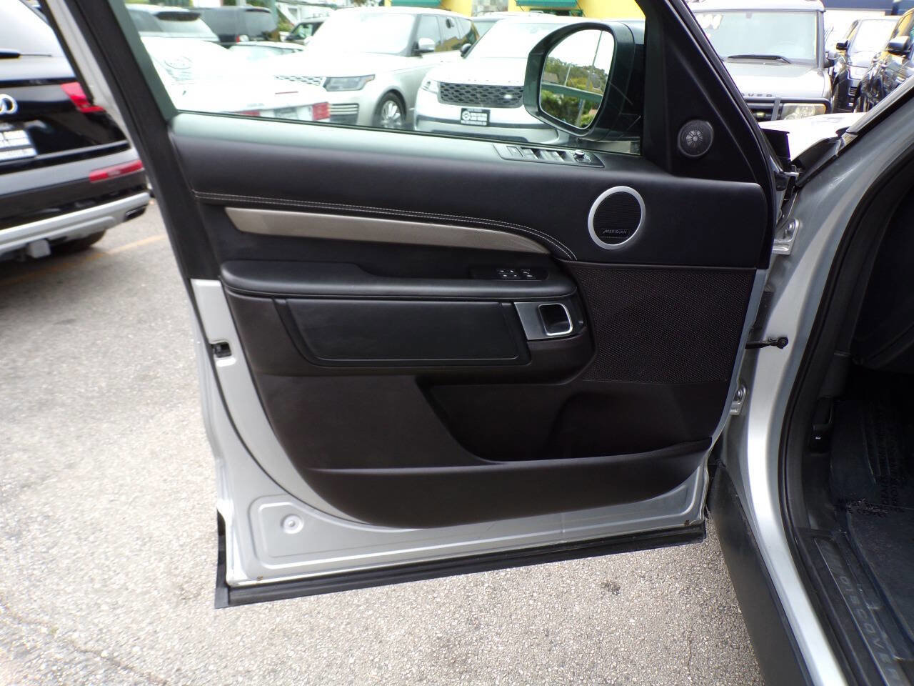 Used 2017 Land Rover Discovery HSE AWD/4WD image 23