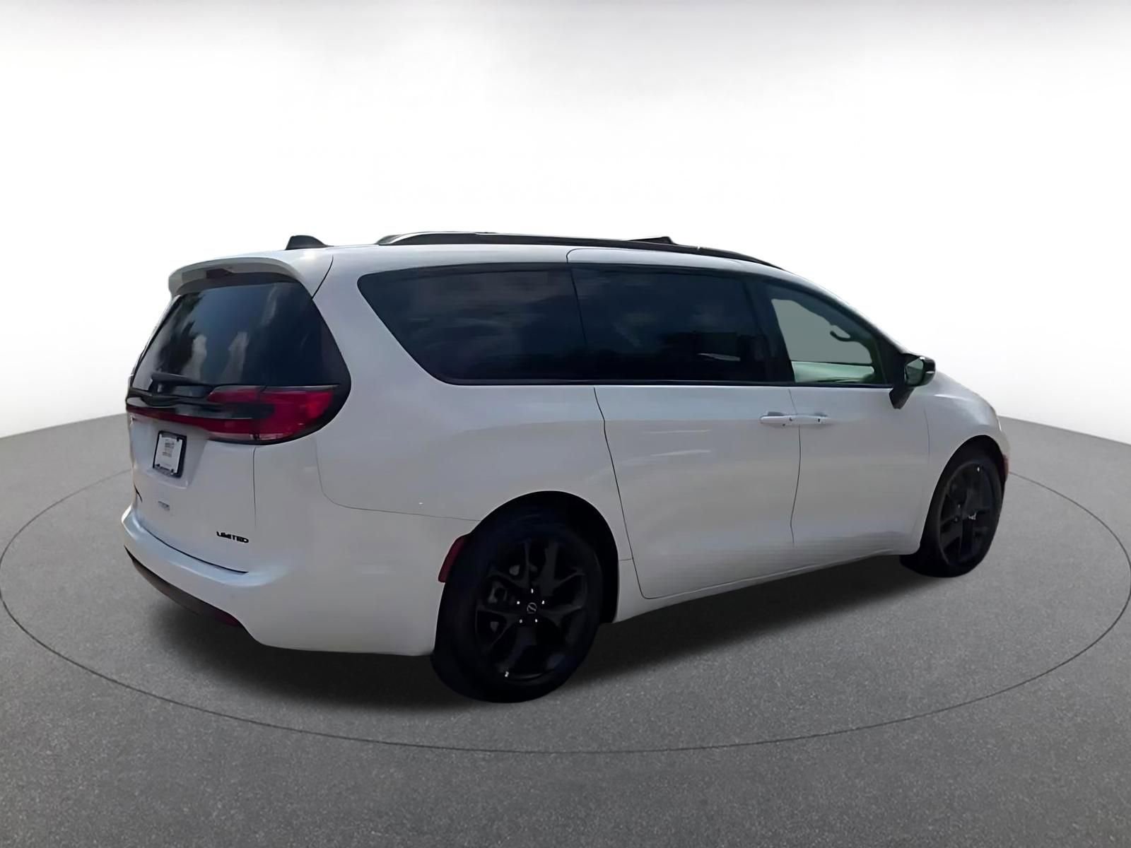 Used 2025 Chrysler Pacifica Limited FWD image 15