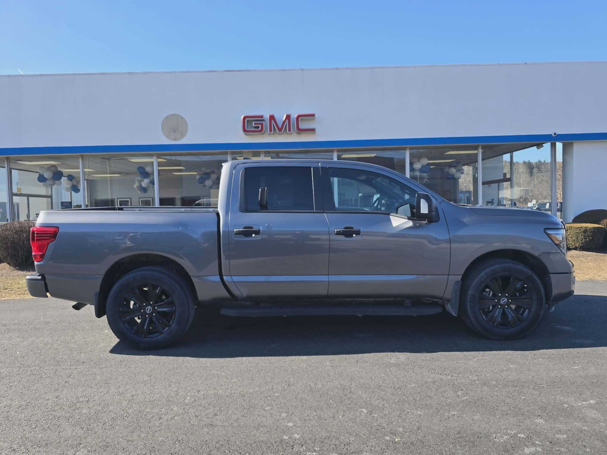 Used 2024 Nissan Titan SV w/ SV Convenience Package image 2