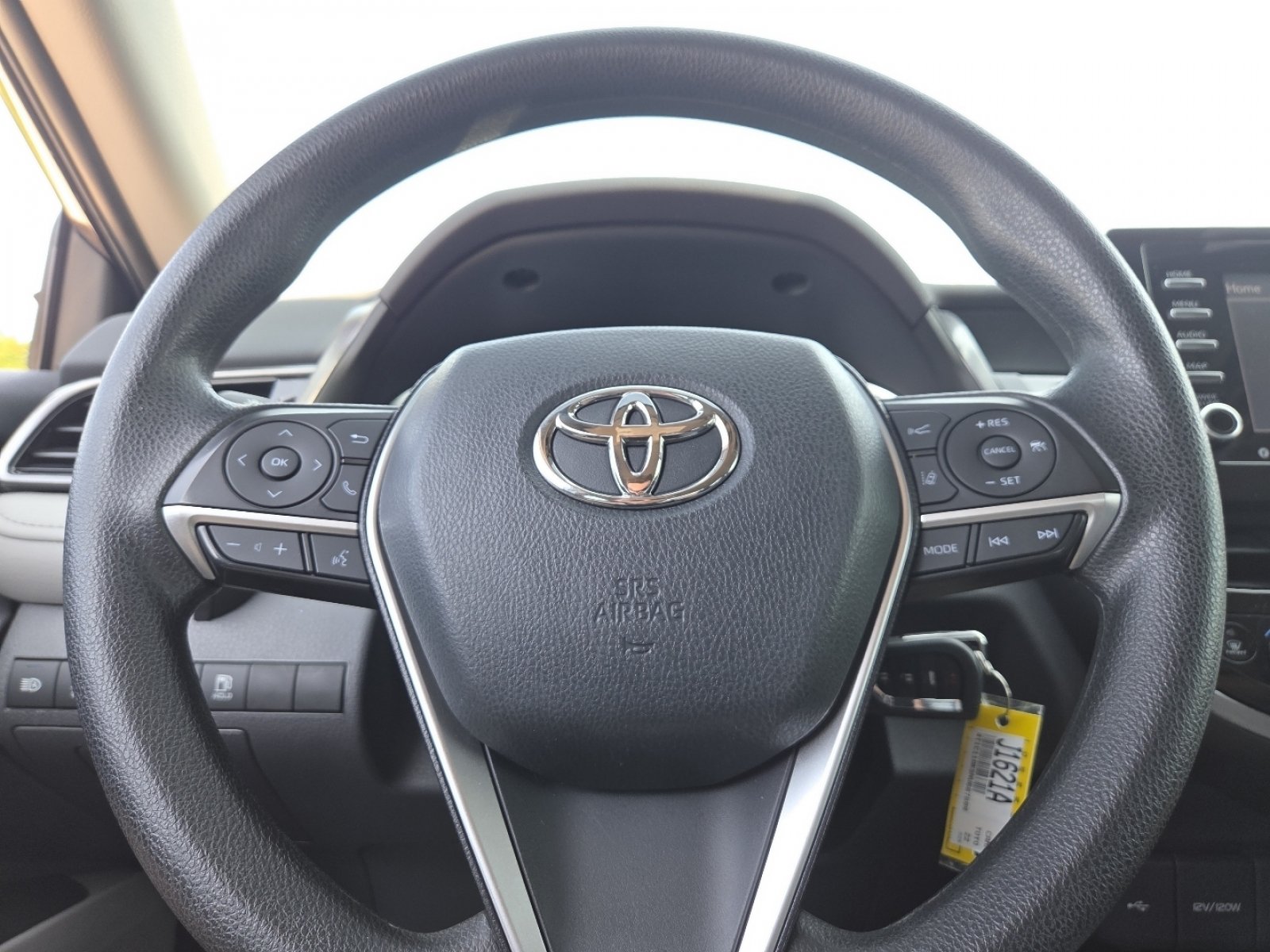 Used 2022 Toyota Camry LE w/ Carpet Mat Package (TMS) FWD image 27
