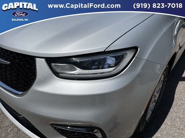 Used 2024 Chrysler Pacifica Touring-L FWD image 11