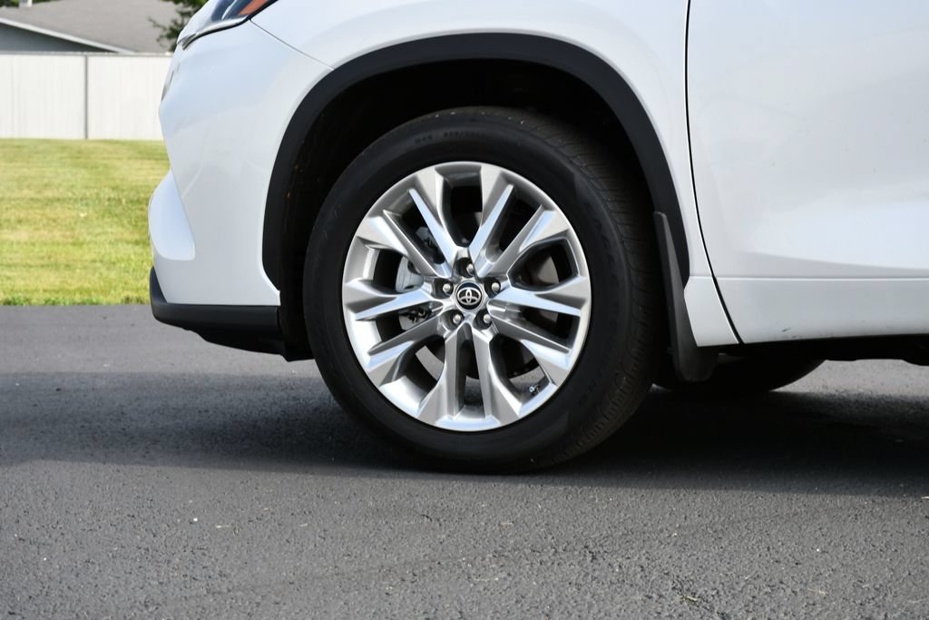 Used 2024 Toyota Highlander Limited FWD image 12