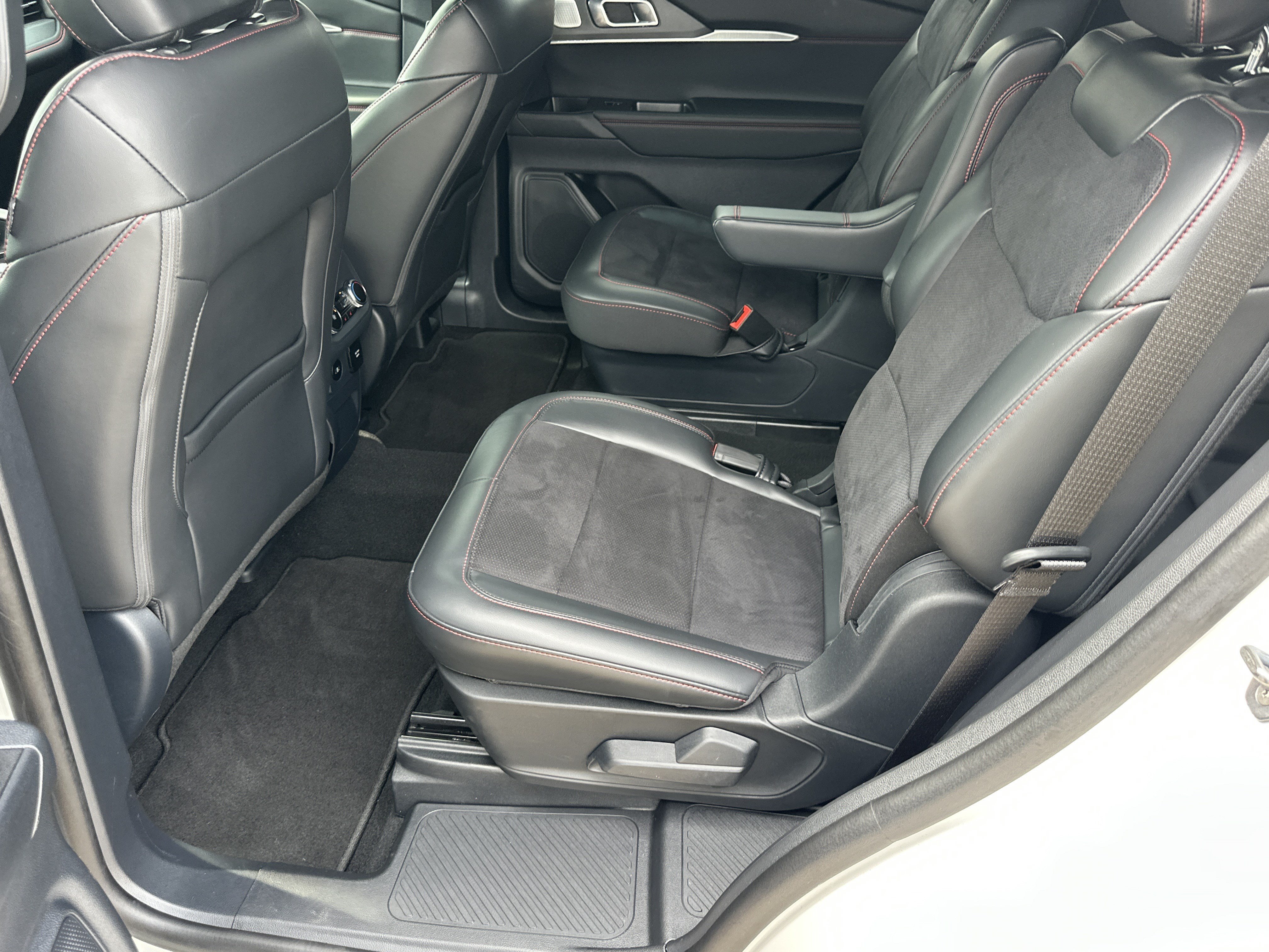 Used 2025 Ford Explorer ST AWD/4WD image 26