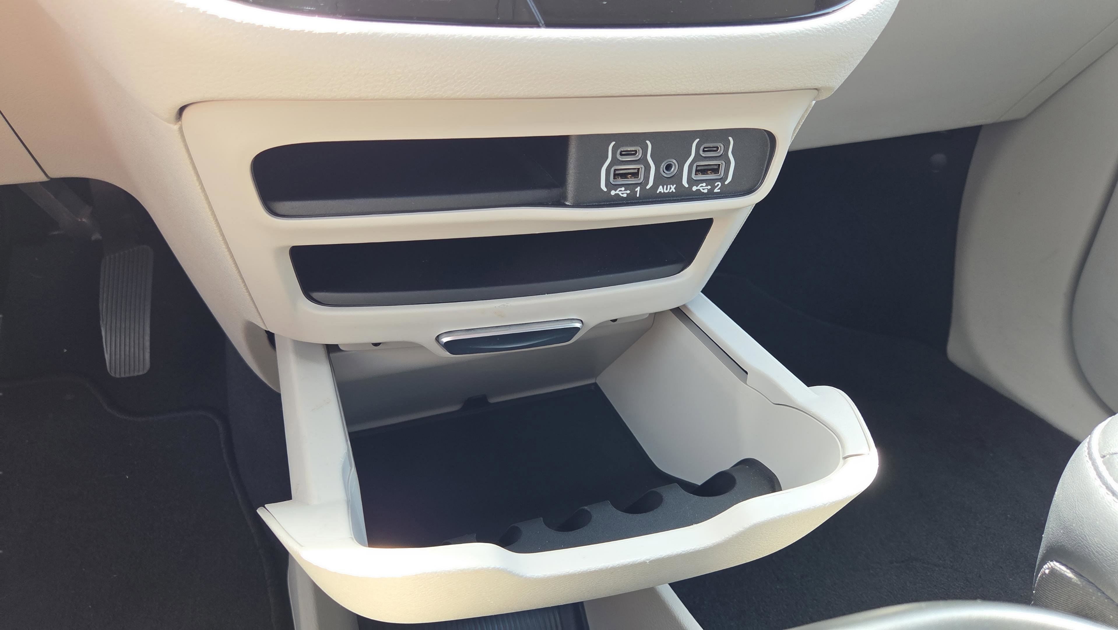 Used 2024 Chrysler Pacifica Touring-L FWD image 25