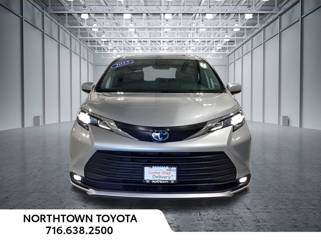 Used 2025 Toyota Sienna XLE FWD image 5