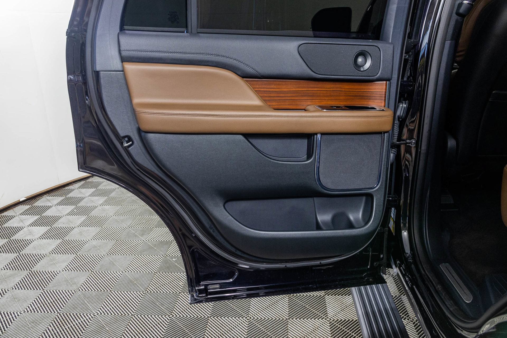 Used 2024 Lincoln Navigator Reserve w/ Monochromatic Package AWD/4WD image 46