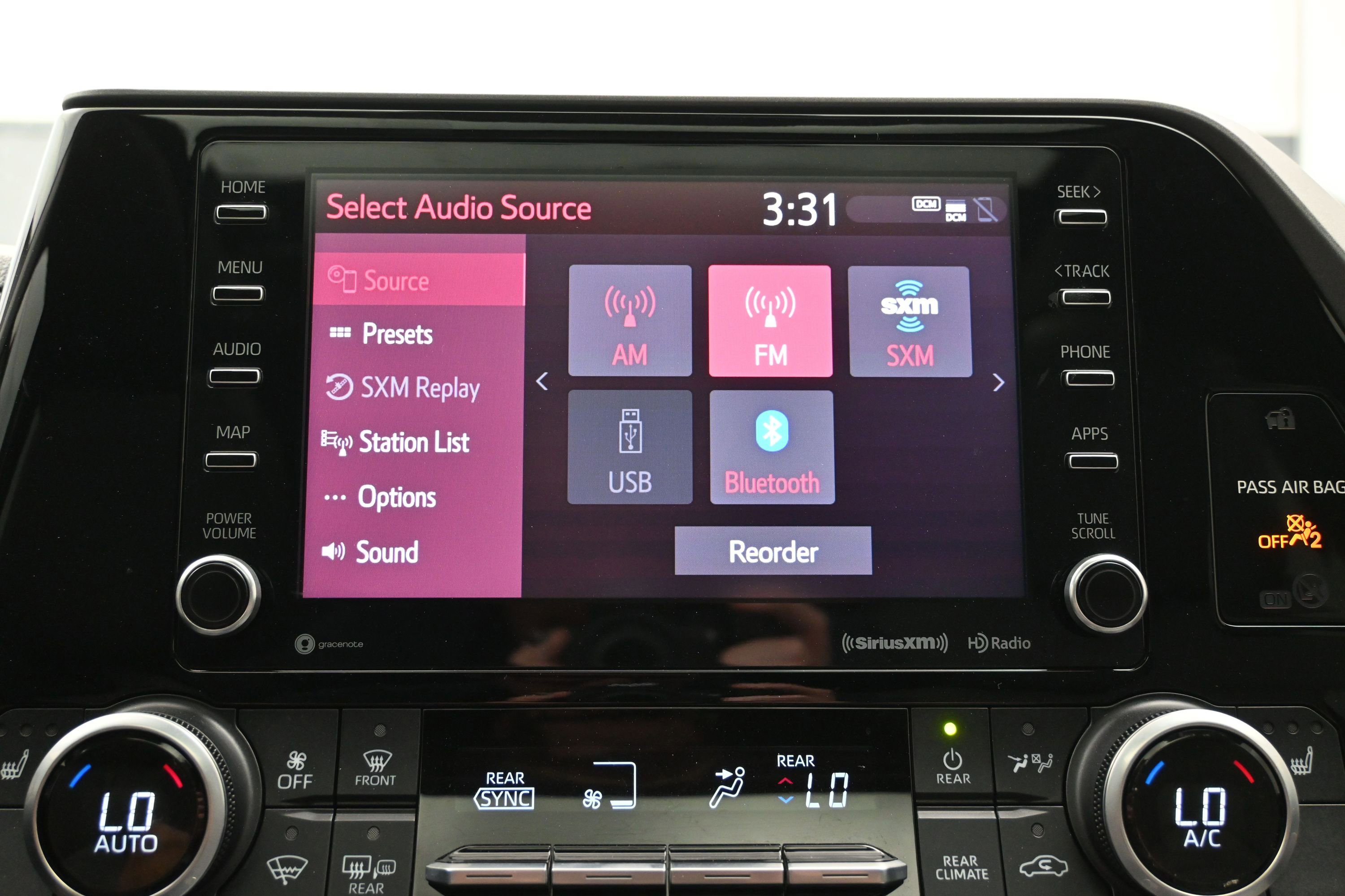 Used 2021 Toyota Highlander XLE AWD/4WD image 32