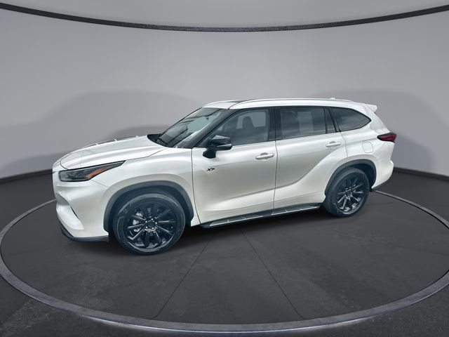 Used 2021 Toyota Highlander XLE FWD image 1