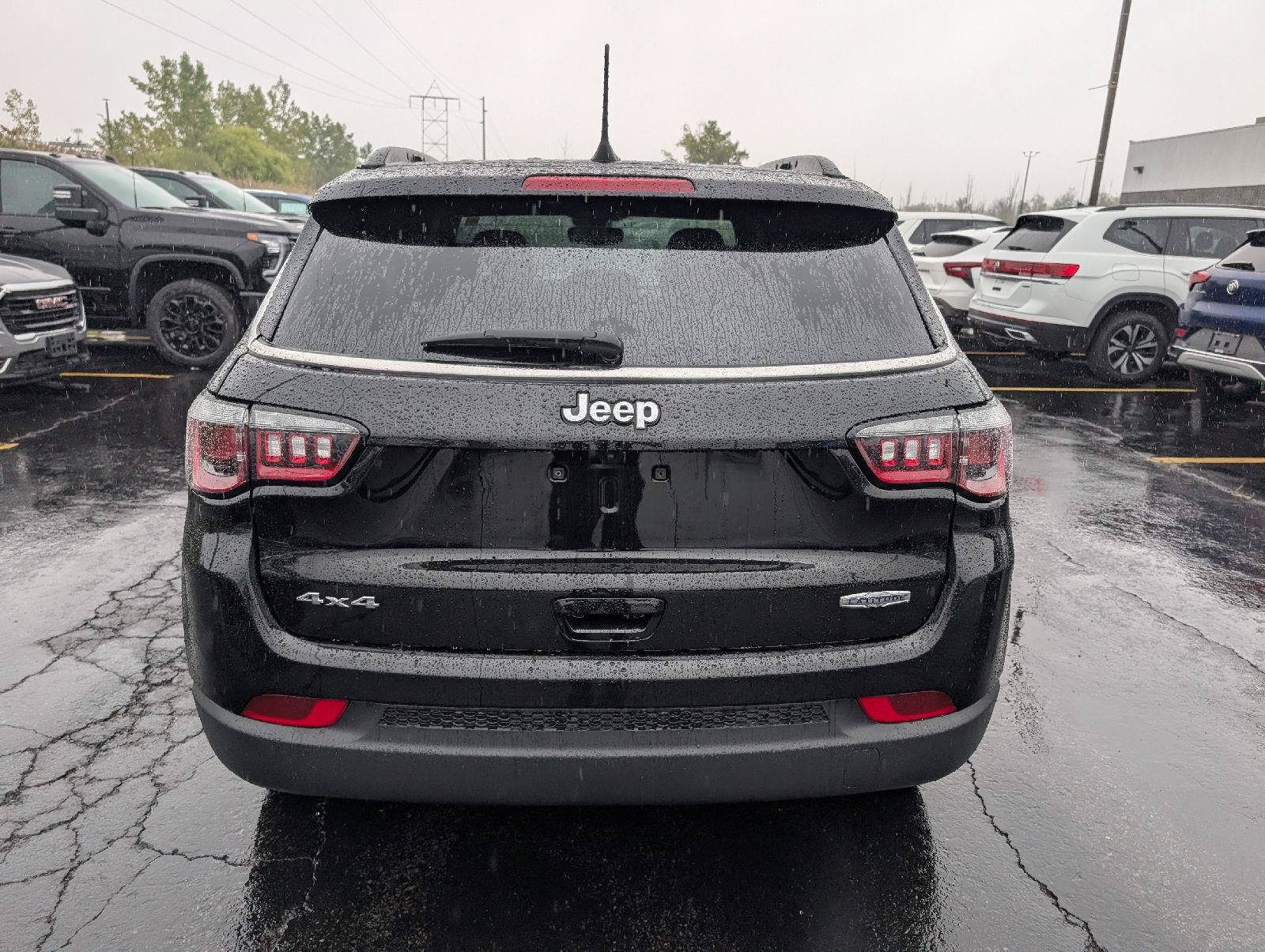 Used 2023 Jeep Compass Latitude w/ Convenience Group AWD/4WD image 9