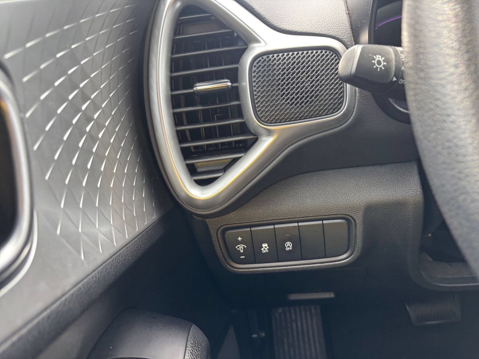 Used 2025 Kia Soul LX w/ LX Technology Package FWD image 27