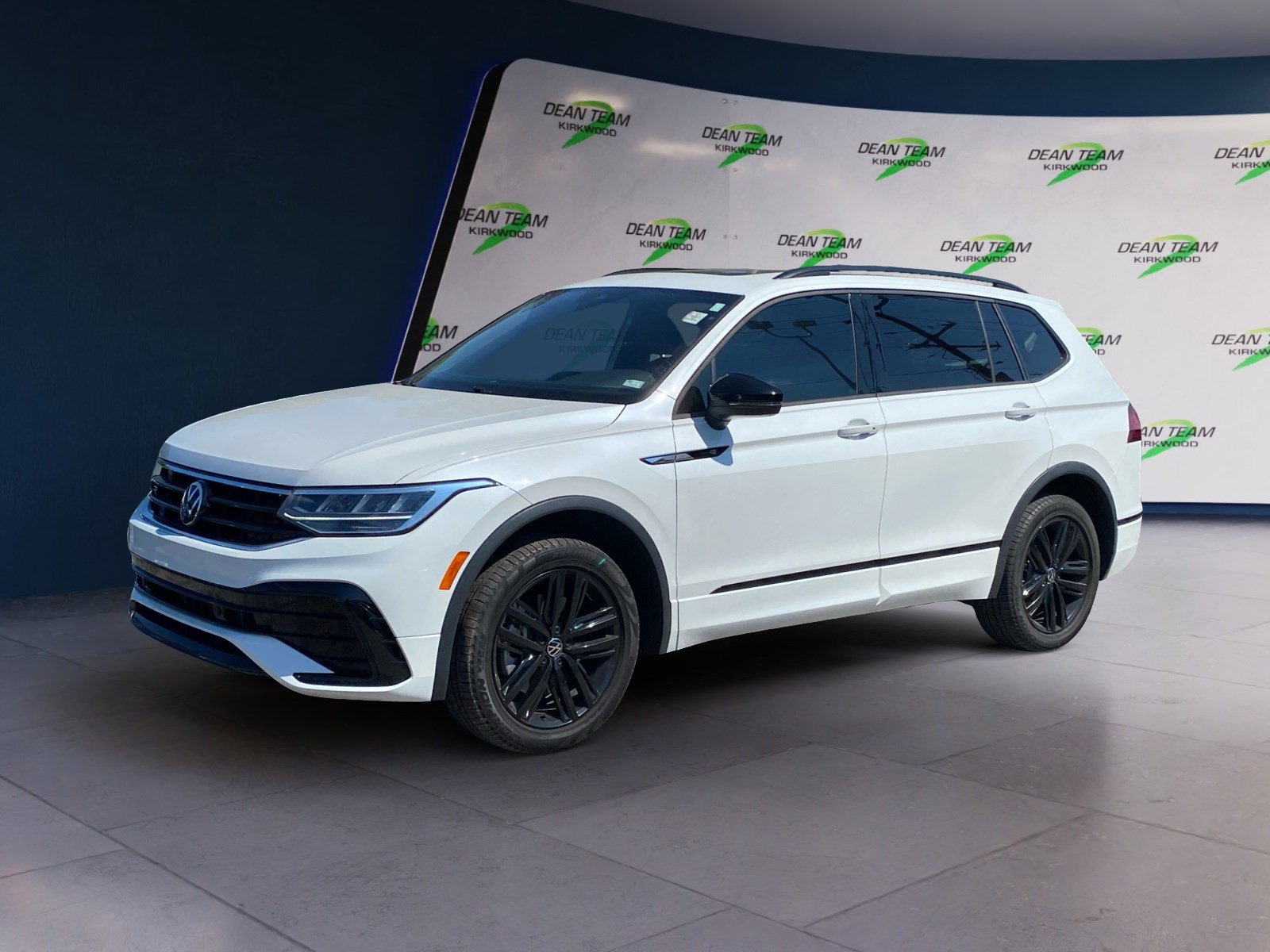 Used 2022 Volkswagen Tiguan SE R-Line AWD/4WD image 3