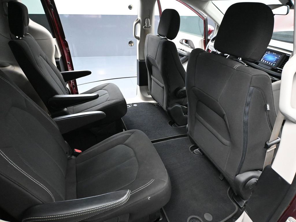 Used 2021 Chrysler Voyager LX image 42