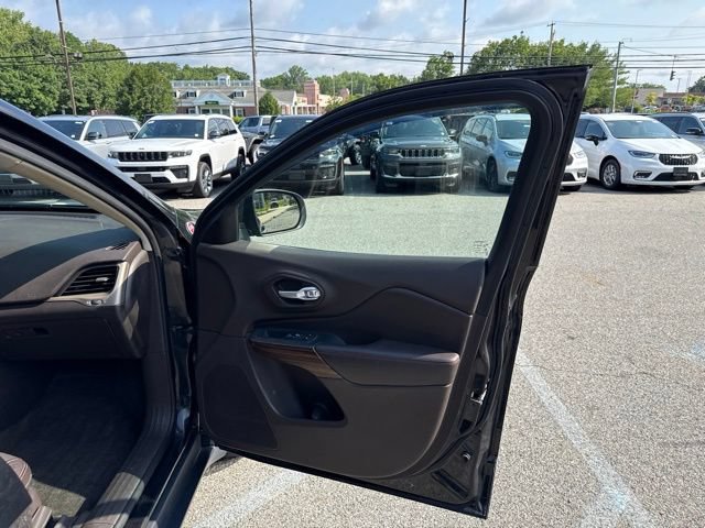 Used 2016 Jeep Cherokee Trailhawk w/ Comfort/Convenience Group AWD/4WD image 12