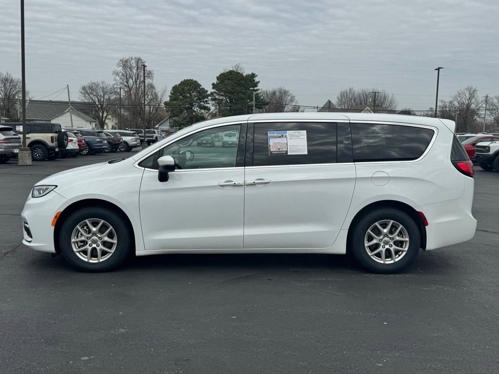 Used 2023 Chrysler Pacifica Touring-L image 29