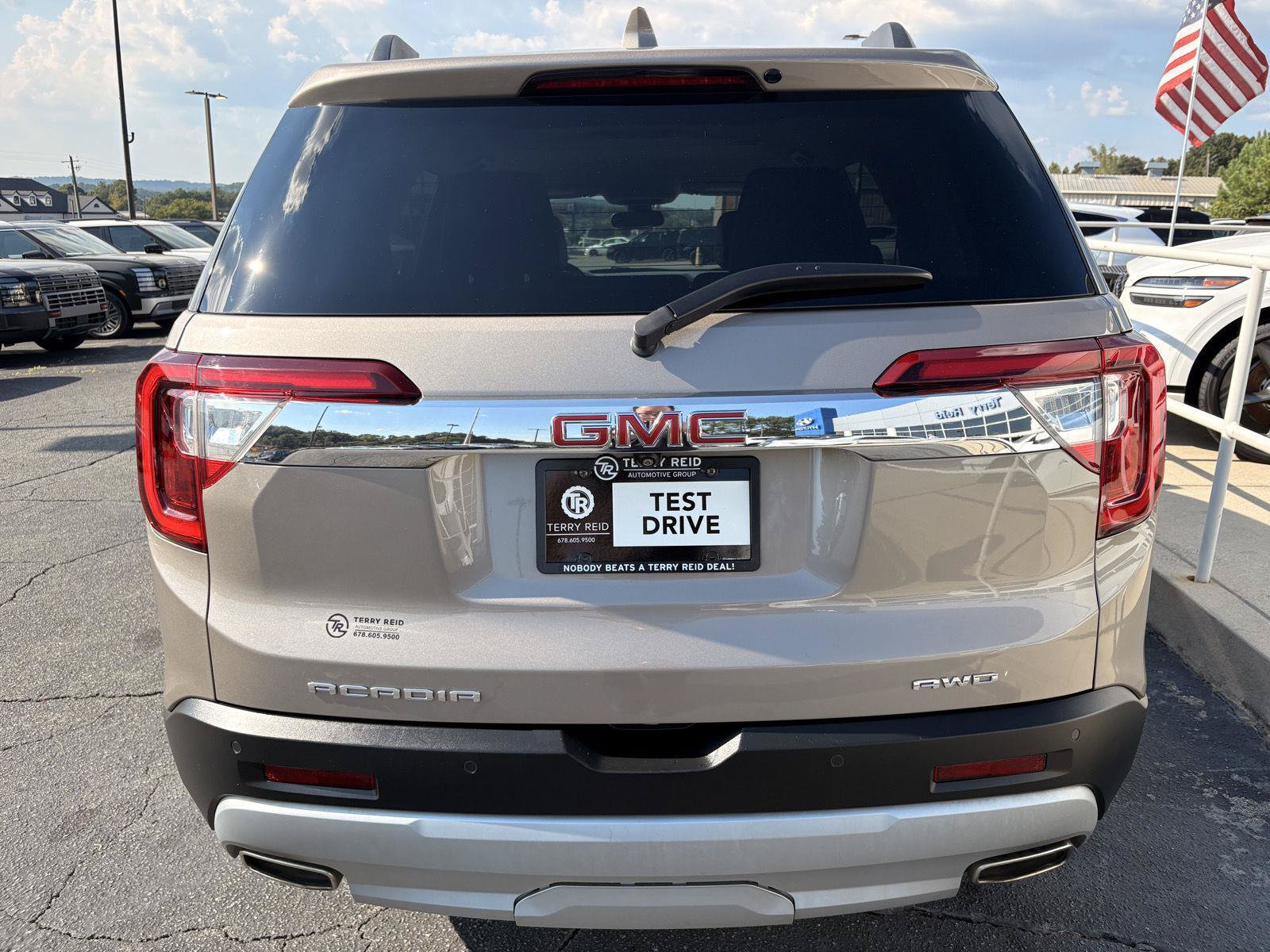 Used 2023 GMC Acadia SLT AWD/4WD image 7