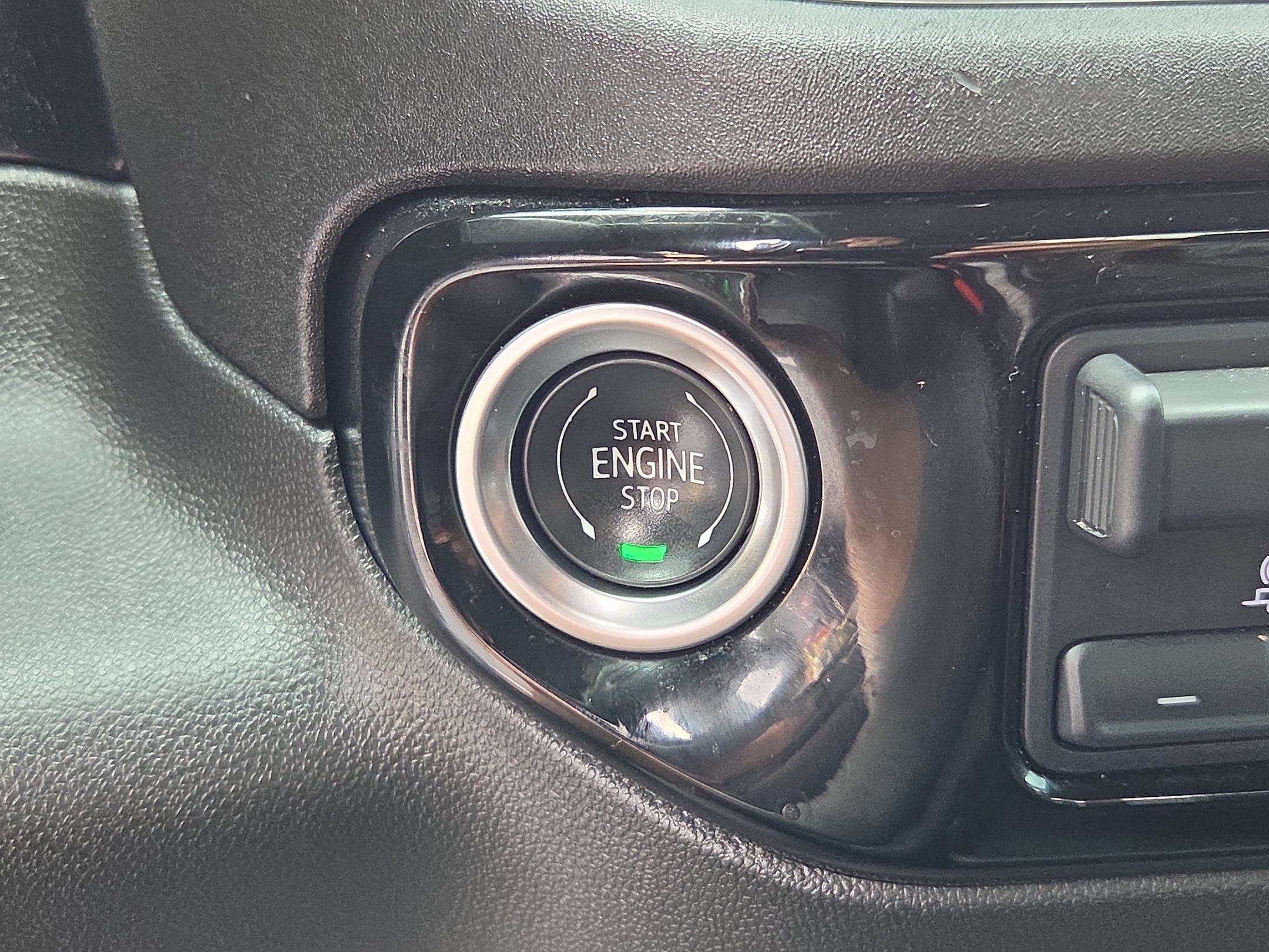 Used 2025 GMC Sierra 1500 SLT AWD/4WD image 18