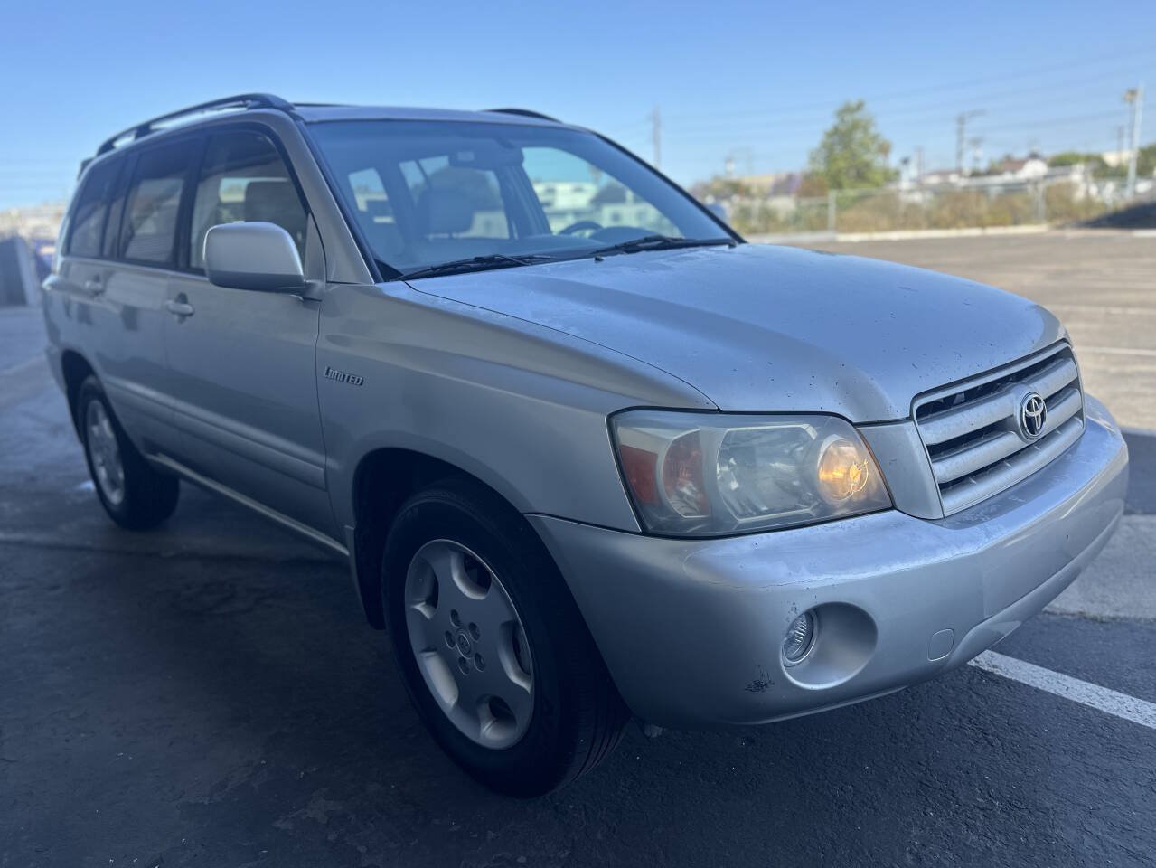 Used 2004 Toyota Highlander Limited w/ Leather Trim Pkg FWD image 2