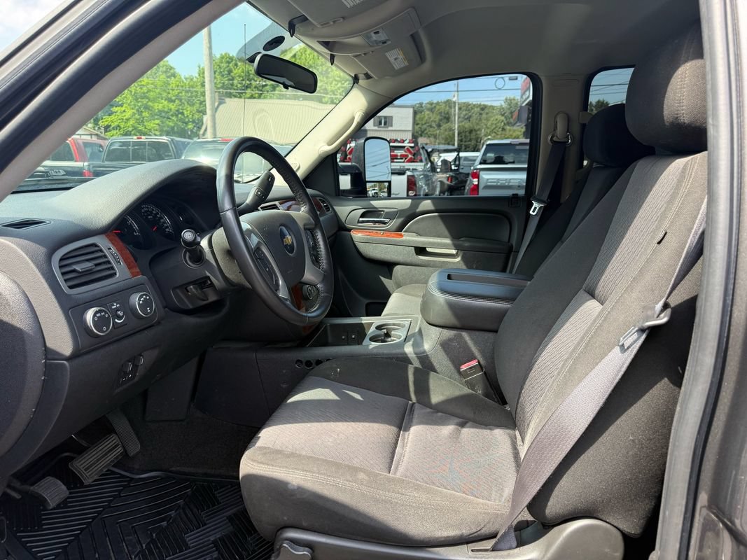 Used 2011 Chevrolet Suburban 2500 LS w/ Skid Plate Package AWD/4WD image 7