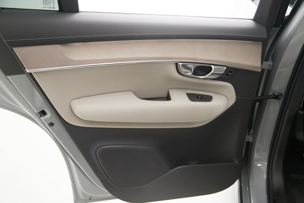 New 2026 Volvo XC90 T8 Plus w/ Protection Package Premier AWD/4WD image 16