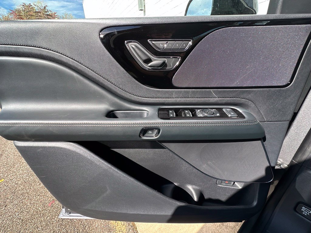 New 2027 Lincoln Aviator AWD image 18