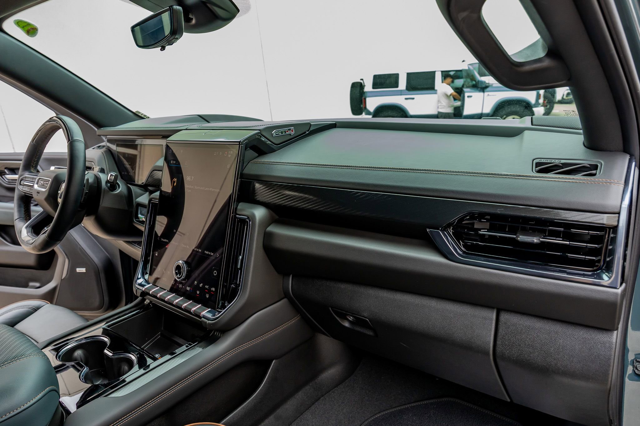 Used 2025 GMC Yukon AT4 w/ AT4 Premium Plus Package image 18