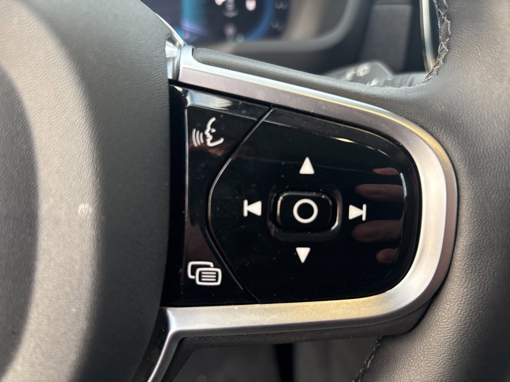 Certified 2025 Volvo XC90 B6 Plus image 23