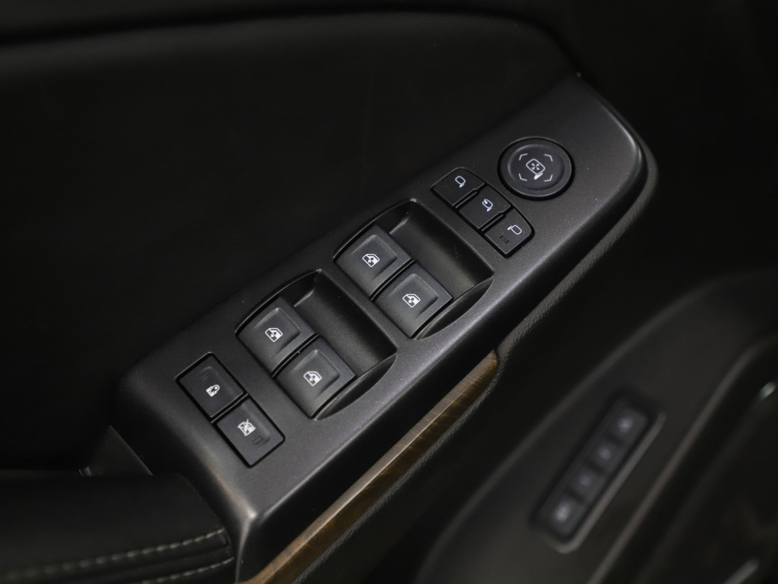 Used 2018 GMC Yukon Denali image 24