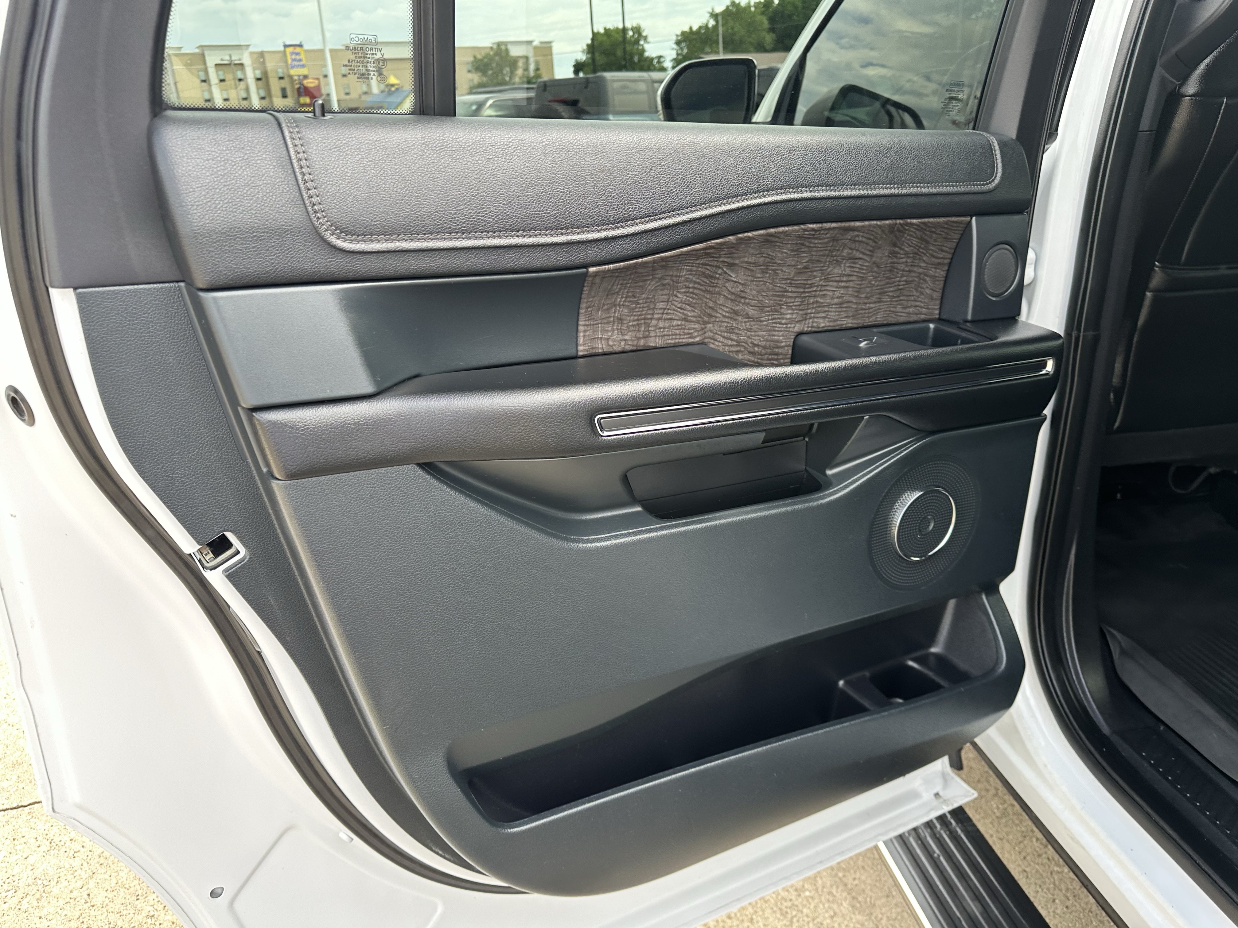 Used 2018 Ford Expedition Max Limited RWD image 13