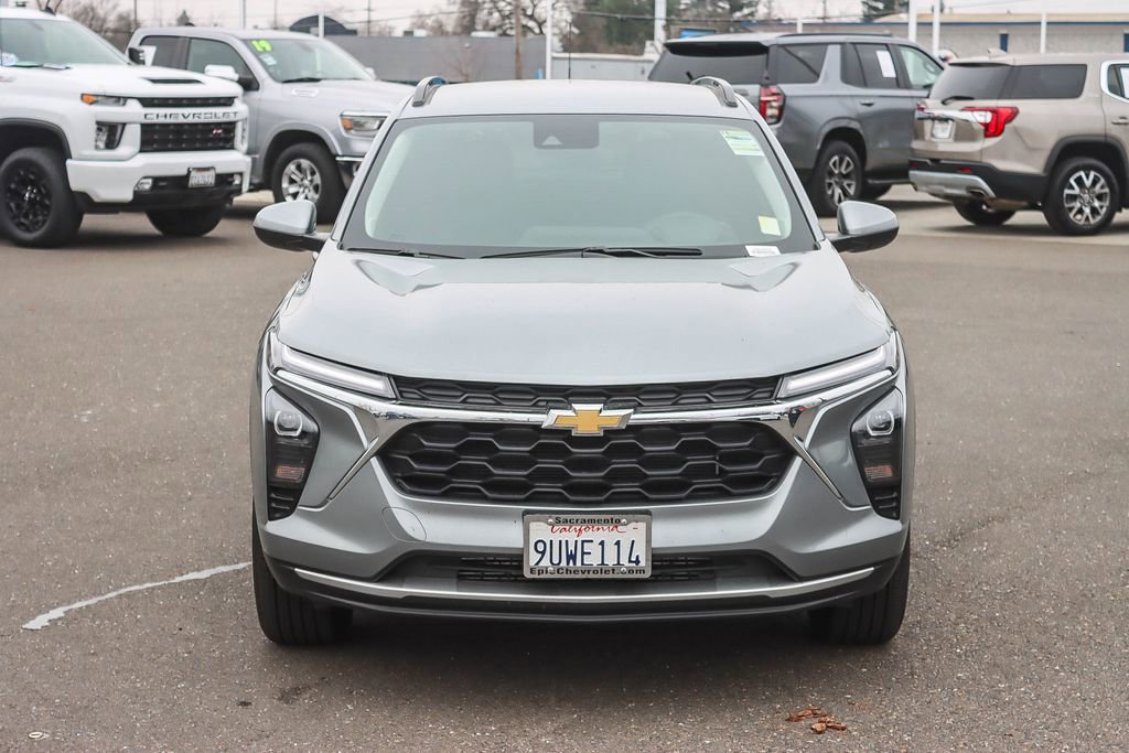 Used 2025 Chevrolet Trax LT w/ LT Convenience Package image 6