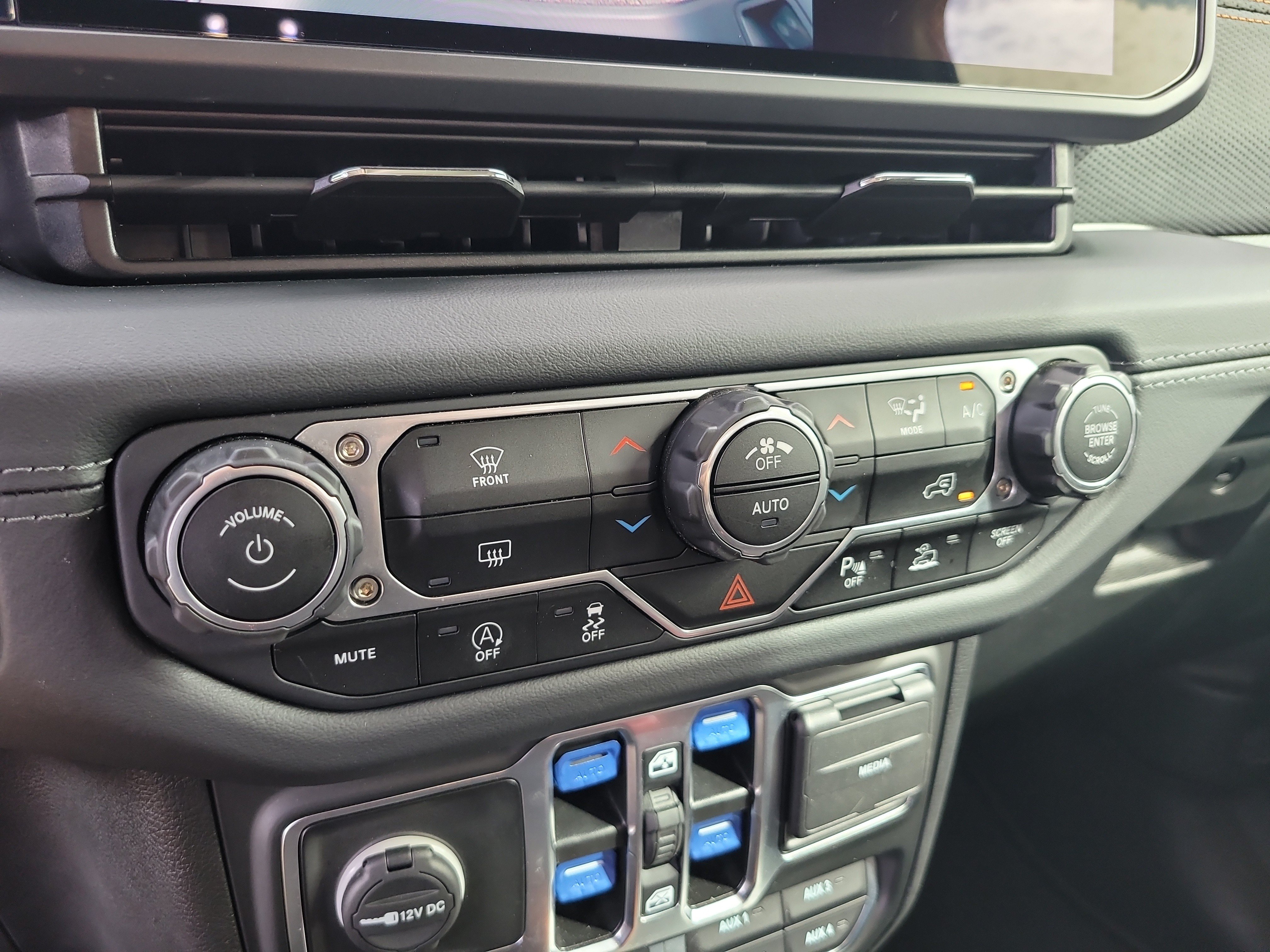 Used 2025 Jeep Gladiator Mojave w/ Safety Group AWD/4WD image 23