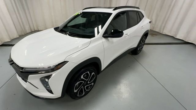 Used 2024 Chevrolet Trax RS w/ Sunroof Package image 3