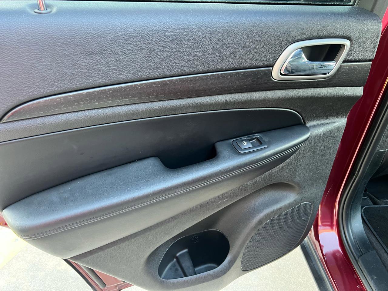 Used 2018 Jeep Grand Cherokee Laredo image 25