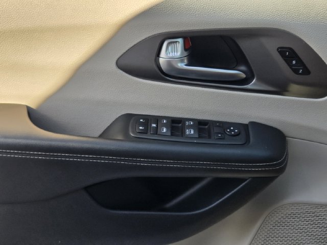 Used 2024 Chrysler Pacifica Touring-L FWD image 23