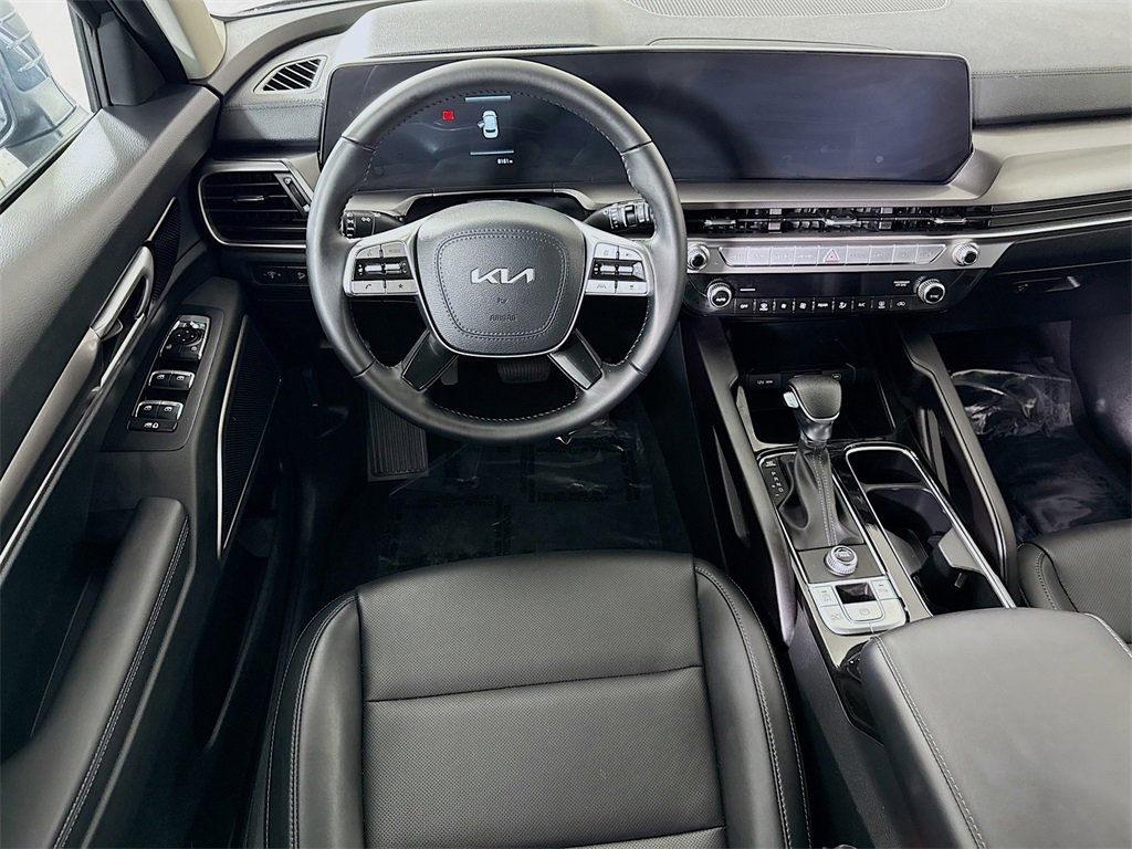 Used 2024 Kia Telluride LX image 3